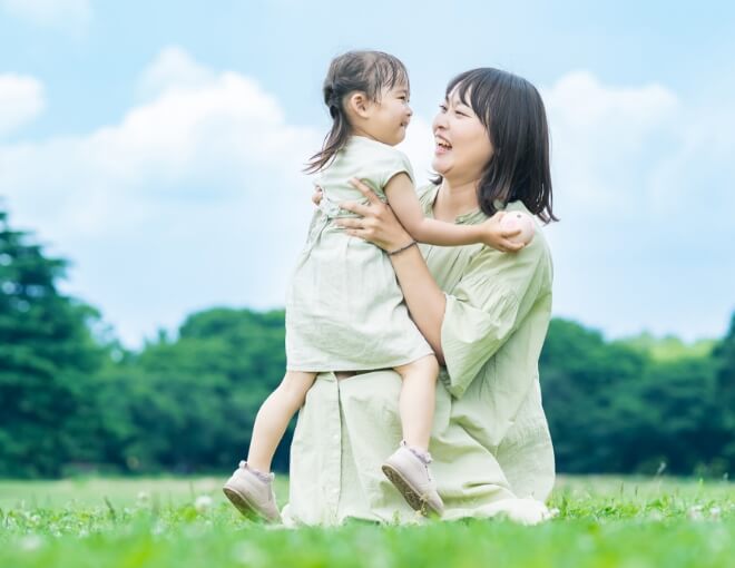 笑顔で遊ぶ母娘のイメージ